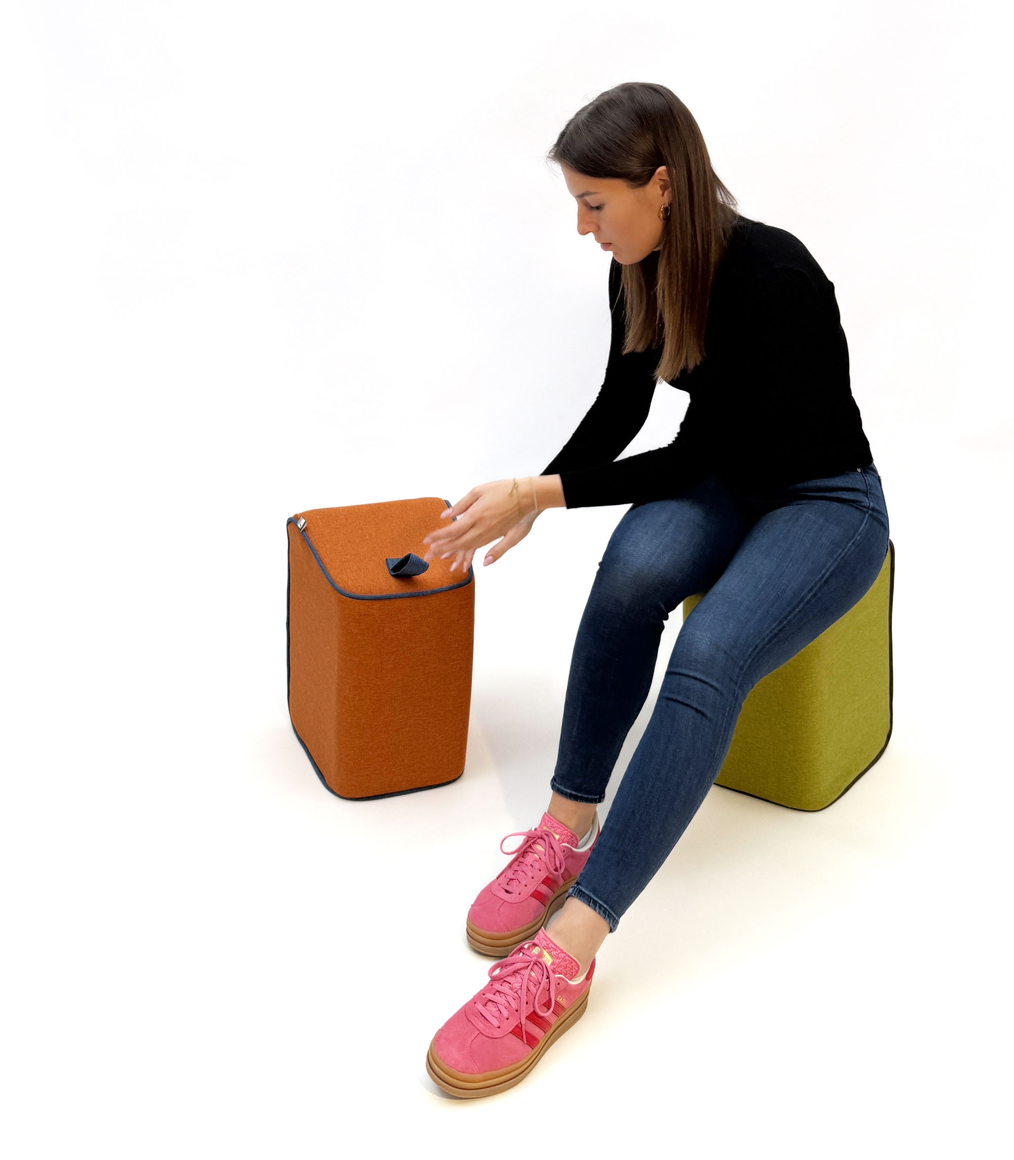 Hockidu - Upholstered stool with strap