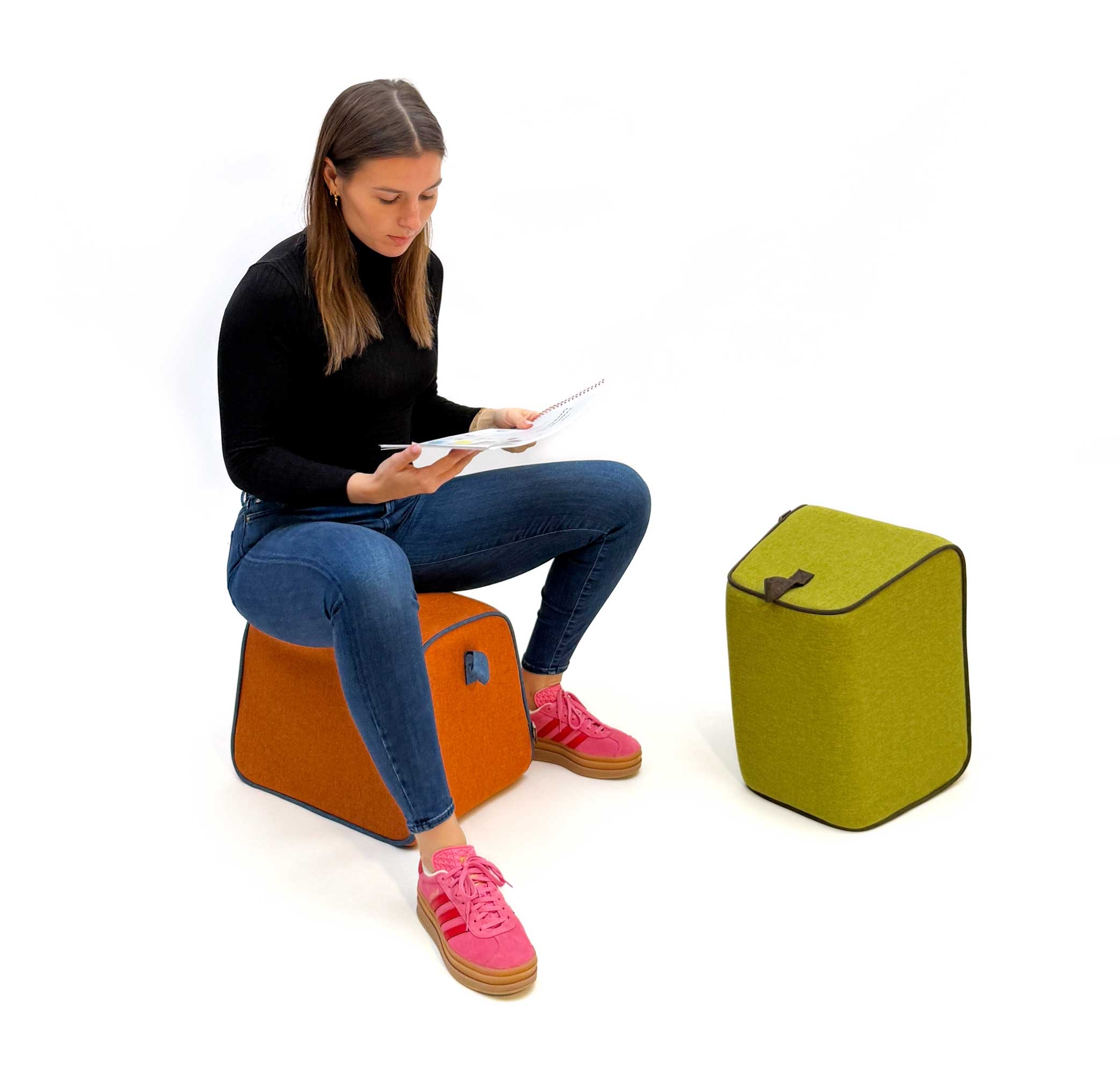 Hockidu - Upholstered stool with strap