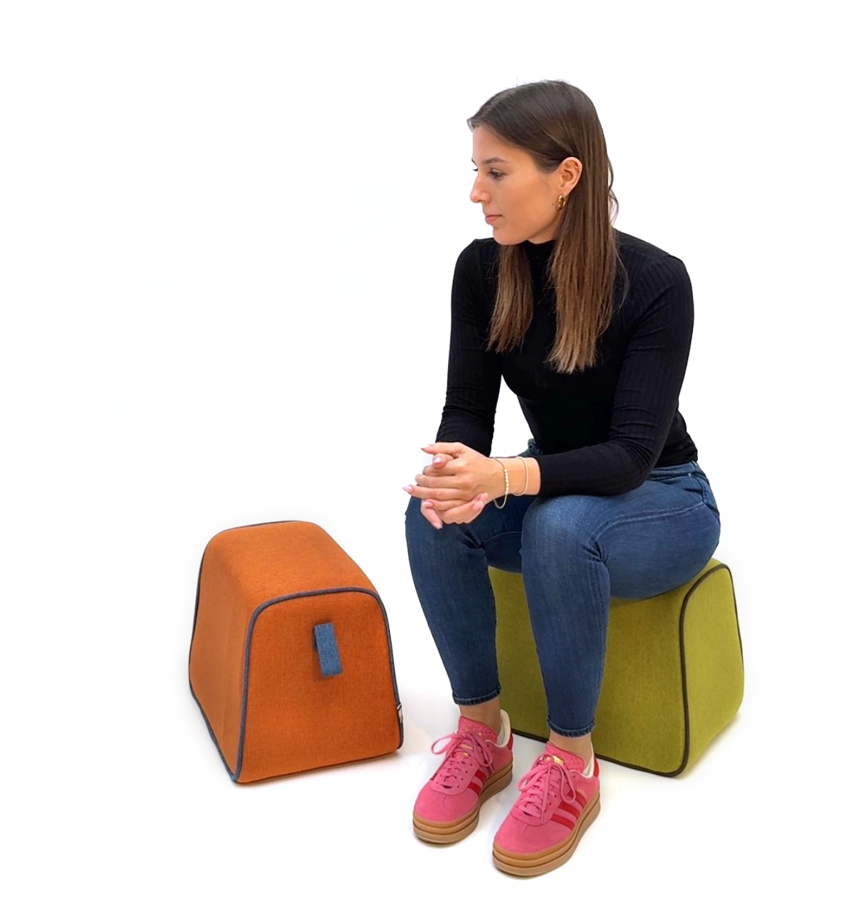 Hockidu - Upholstered stool with strap